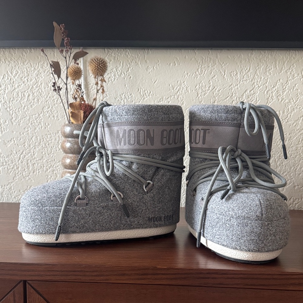 Moon Boot Icon Logo Print in Ash Grey Suede
